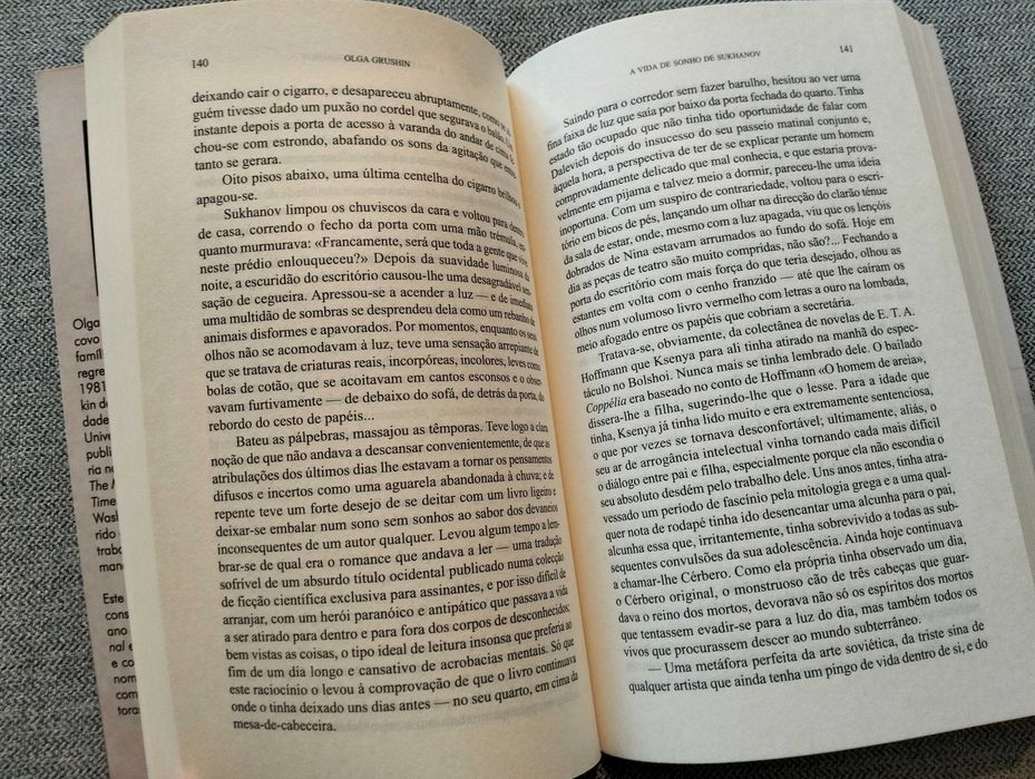 Livro "A vida de sonho de Sukhanov" de Olga Grushin