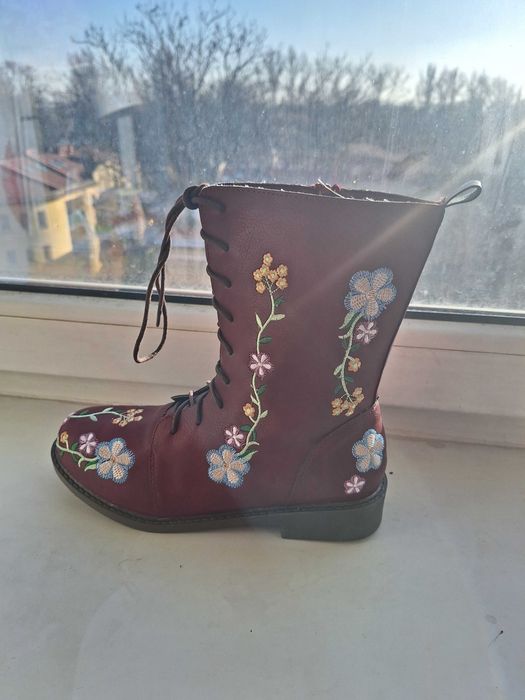 Bordowe botki w kwiaty