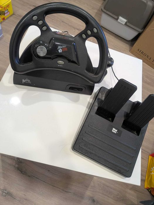 Vários artigos Nintendo 64 (consola, comandos, volante, acessórios)