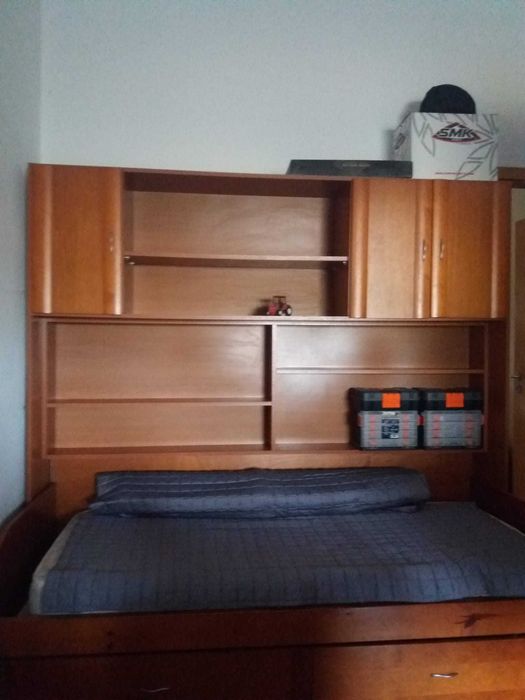 Studio imitação nogueira com 2 camas de solteiro