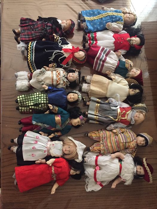 Coleção bonecas no mundo em porcelana