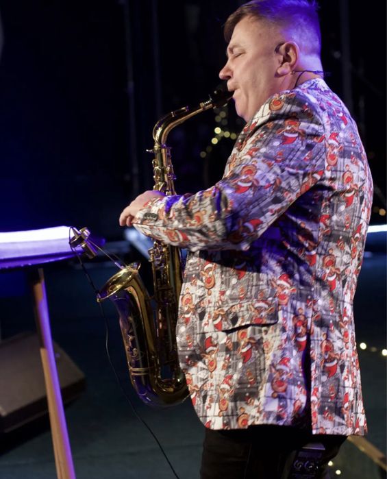 Саксофонист, фокусник, фотограф. Три в одном!)