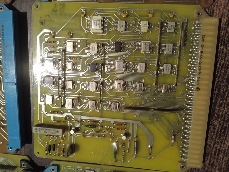 Запчастини до техніки плати.