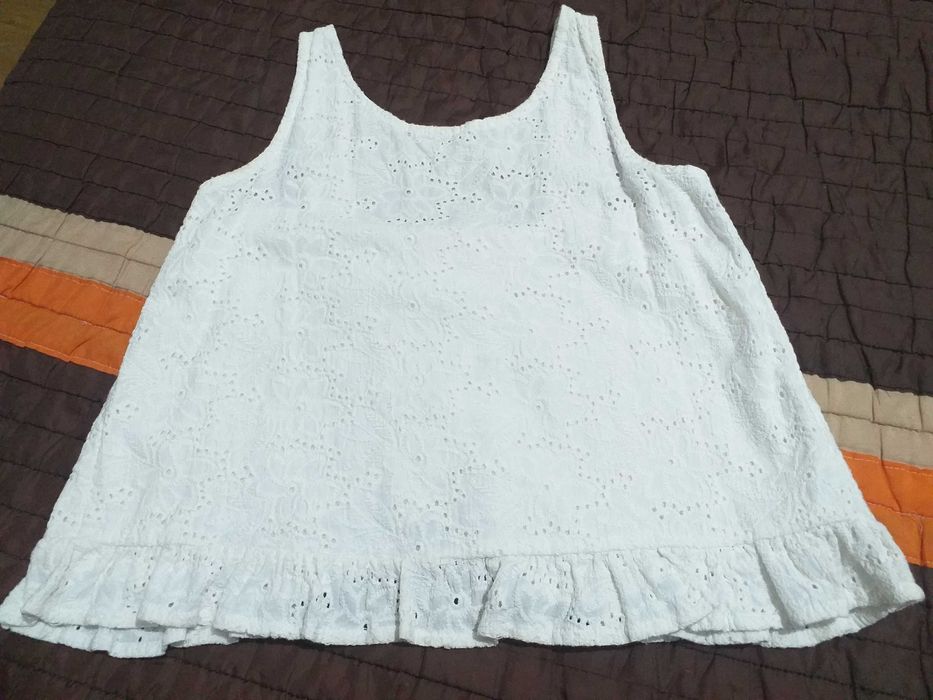 Blusinha de bordado Inglês sem mangas, lindíssima, 9-10 anos LEFTIES