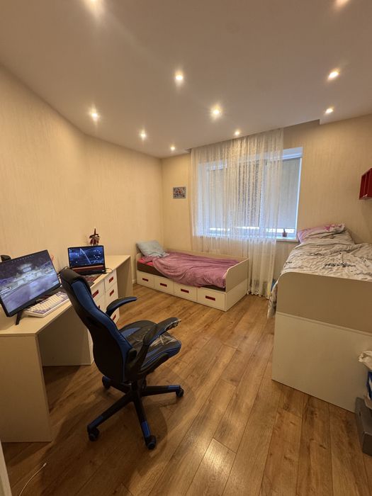 Продам 3-х кімнатну квартиру .,Хіміків 7 (96 кв. м.)