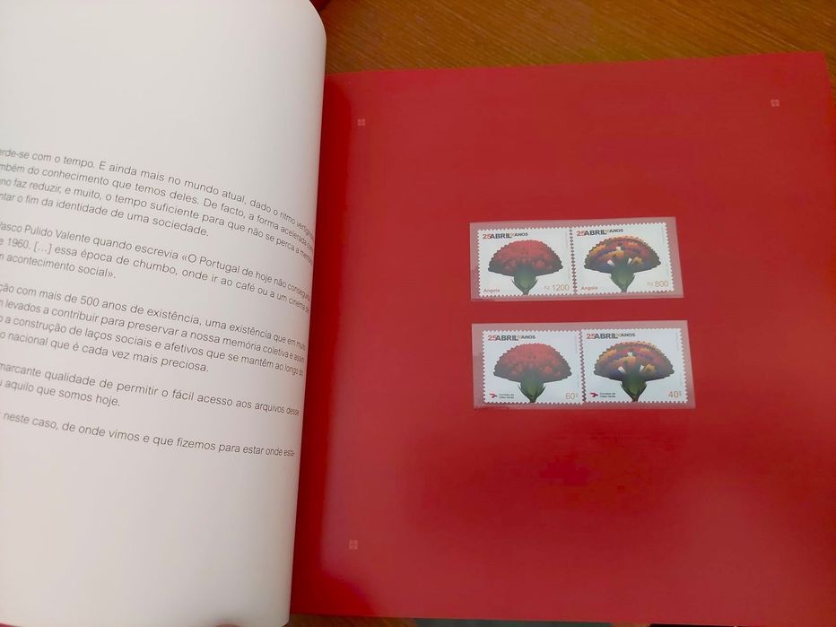 Livro 25 Abril - 50 Anos Democracia CTT Premium c/ Selo de Ouro