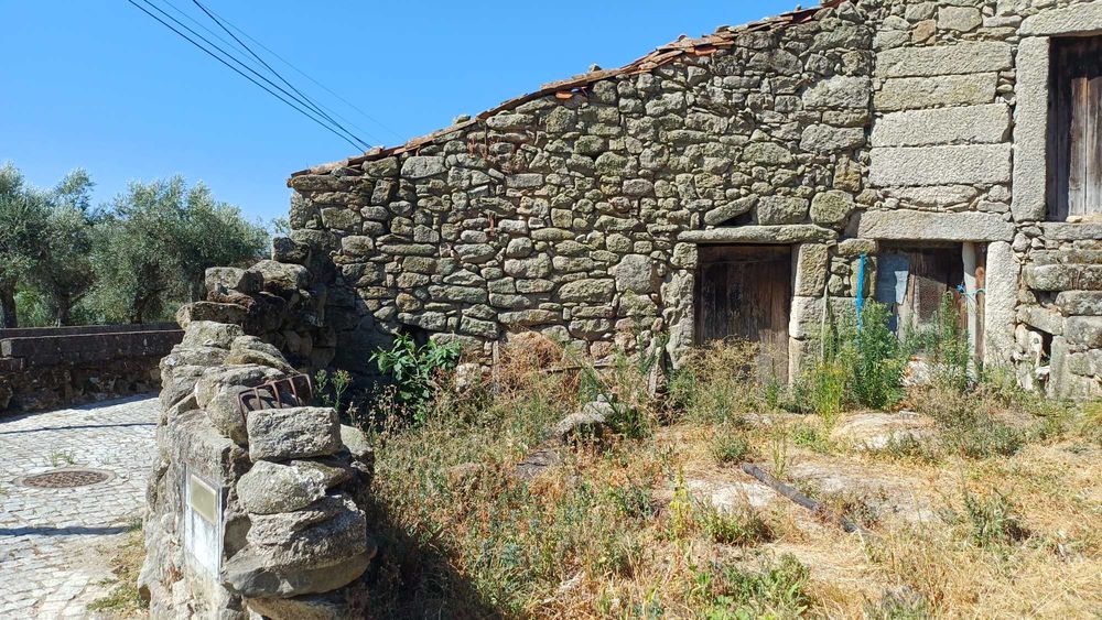 Vende-se moradia para recuperar em aldeia com o baloiço mais bonito de Portugal