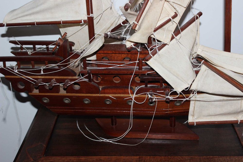 Barco antigo, em madeira, decorativo