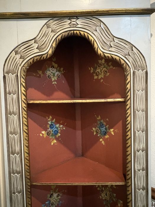 Móvel de canto em madeira pintada