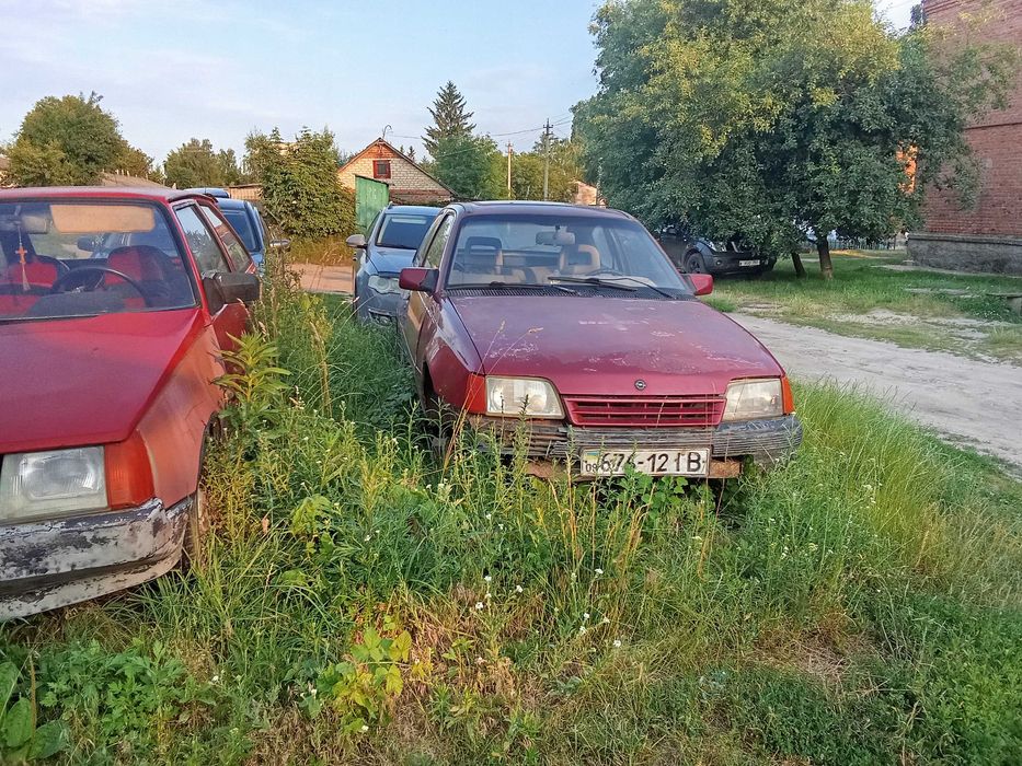 Продам две машины Опель кадет,Таврия