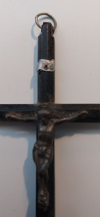 Pequeno crucifixo muito antigo em madeira e metal
