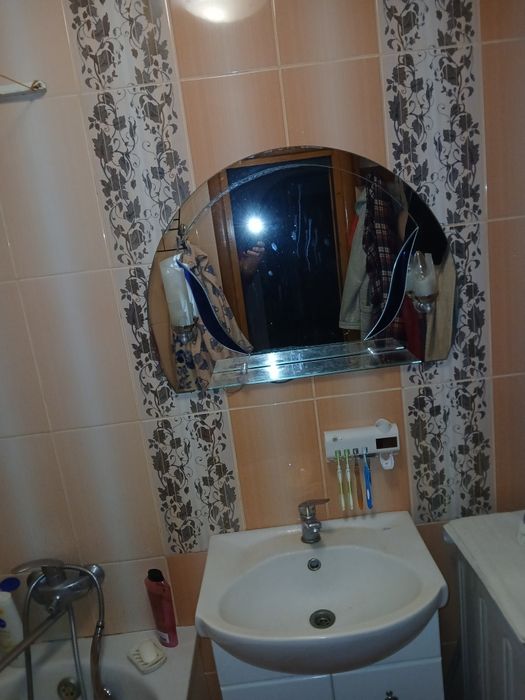 Умивальник, дзеркало