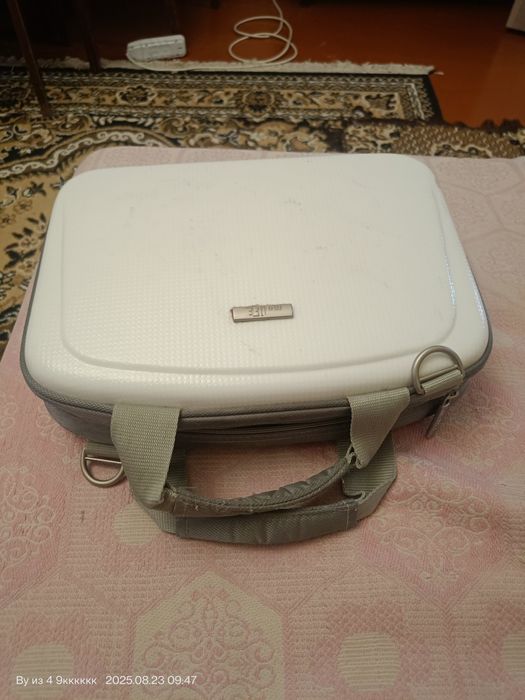 нетбуке HP Mini 210-1099EZ Vivienne Tam Edition