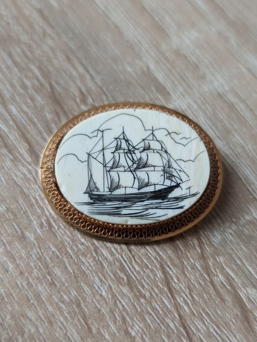 Антикварная коллекционная брошь Парусник позолота кость