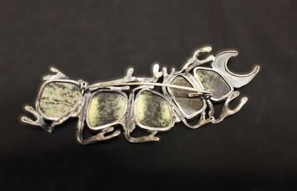 Broszka gąsienica z kamieni półszlachetnych wyrób unikatowy