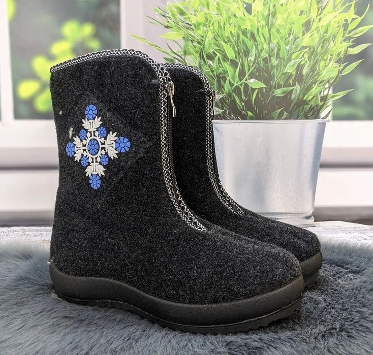 Найтепліші жіночі високі бурки 37-41
Теплі жіночі повстяні