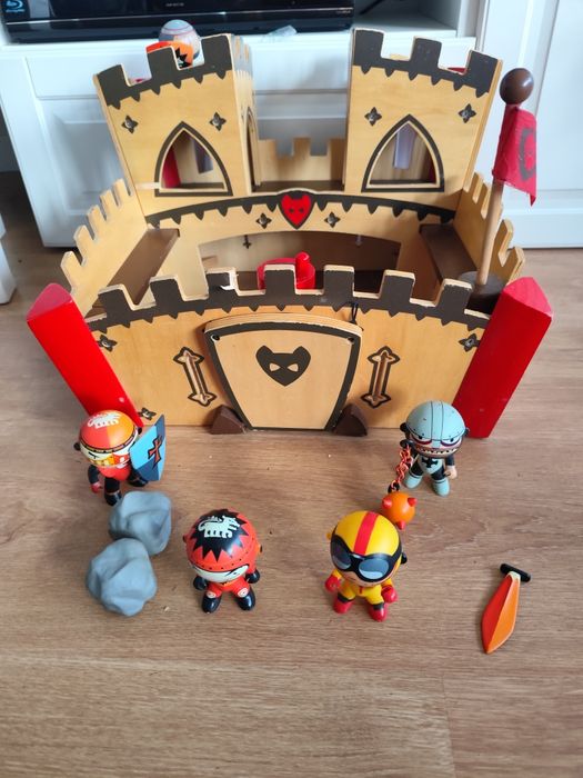 Castelo madeira com personagens