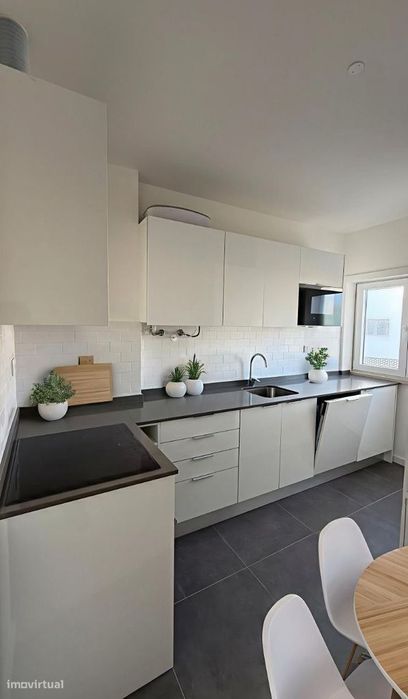 Apartamento T0 com parqueamento e vistas de mar