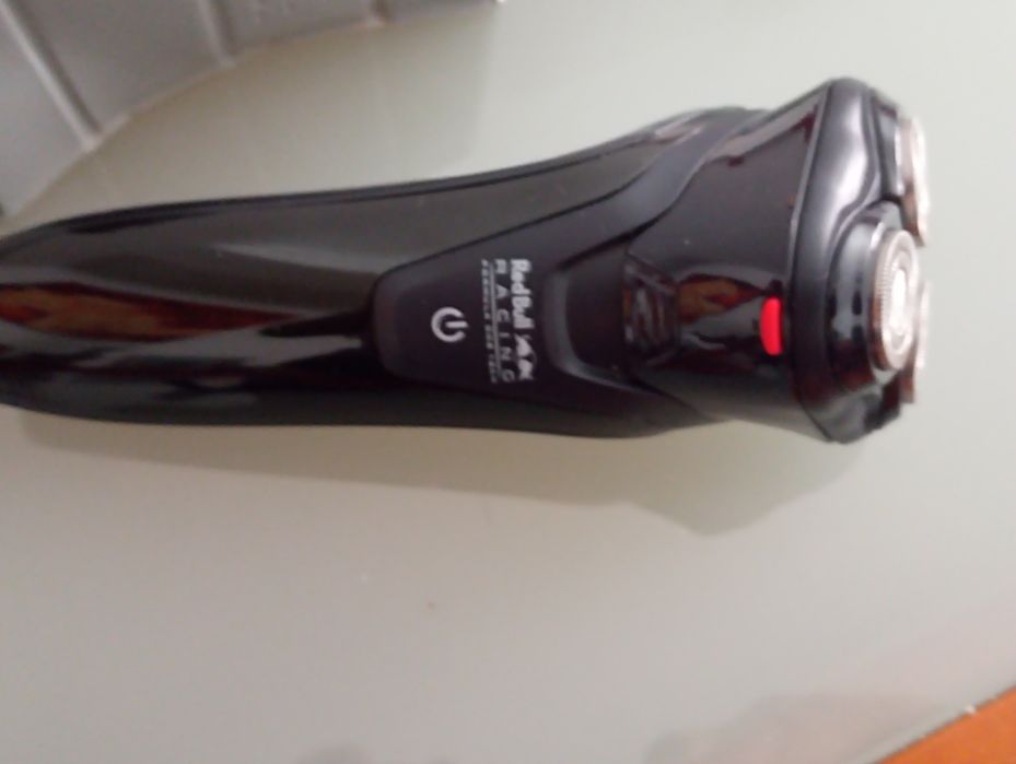 Maquina de barbear de rotação	REdBul Racing SMR 79	- Nova e completa. Com todas as peças e manual de instruções. Falta apenas a embalagem