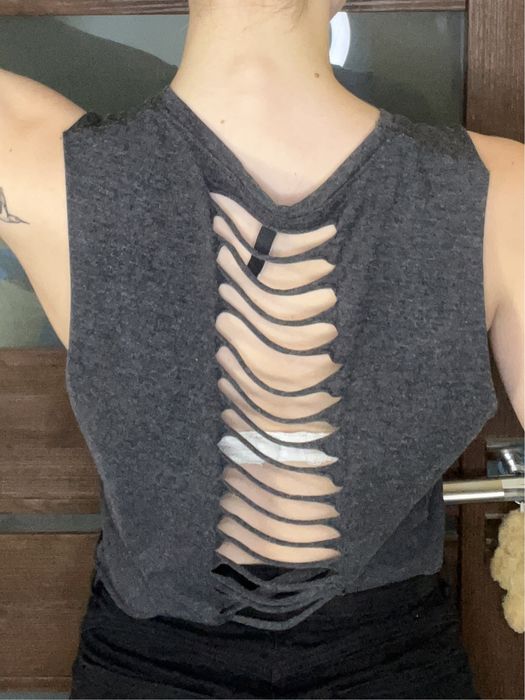 Crop top na ramiączkach z odsłoniętymi plecami cropp M