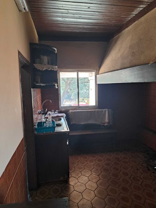 Alugo casa antiga habitável