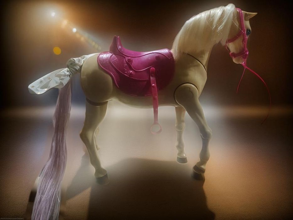 Chodzący koń barbie