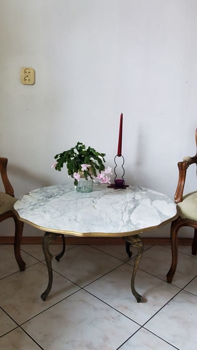 Stolik kawowy z  białego  marmuru