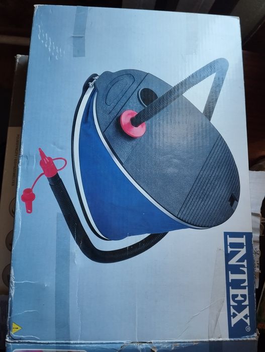 Надувний матрац з насосом