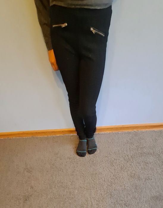 Spodnie czarne r. 134 srebrna nitka