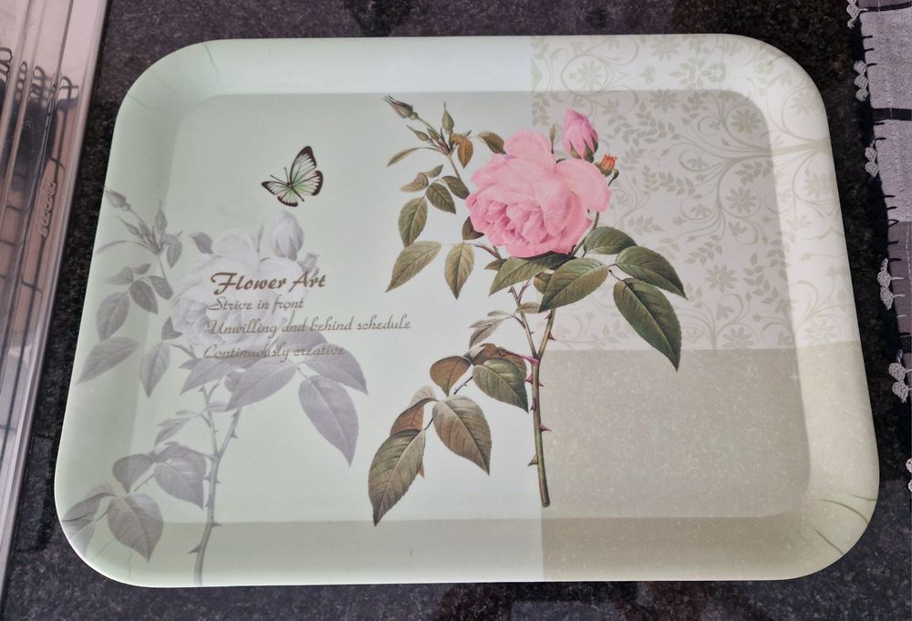 Tabuleiro de mesa com flores