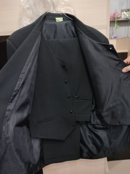 Продам костюм тройка