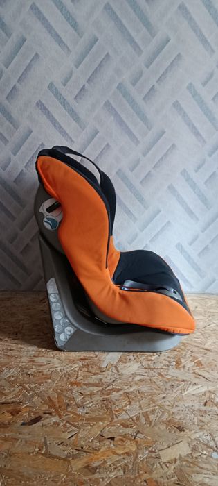 Дитяче автокрісло CHICCO.
 Автокрісло Chicco universal 9-18 кг. Регулю