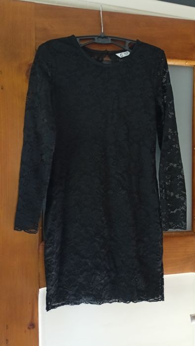 Elegancka, koronkowa mała czarna