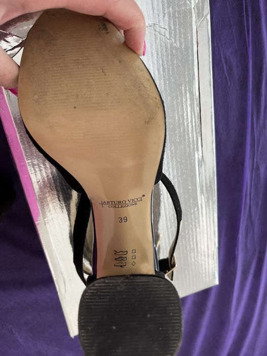 Продам босоніжки замшеві