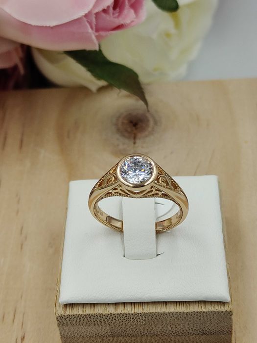 Pierścionek zaręczynowy pozłacany 18k złotem ażurowy z brylantem 8,9