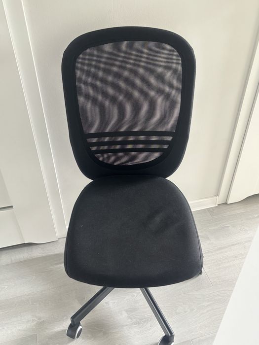 Czarne krzesło biurowe