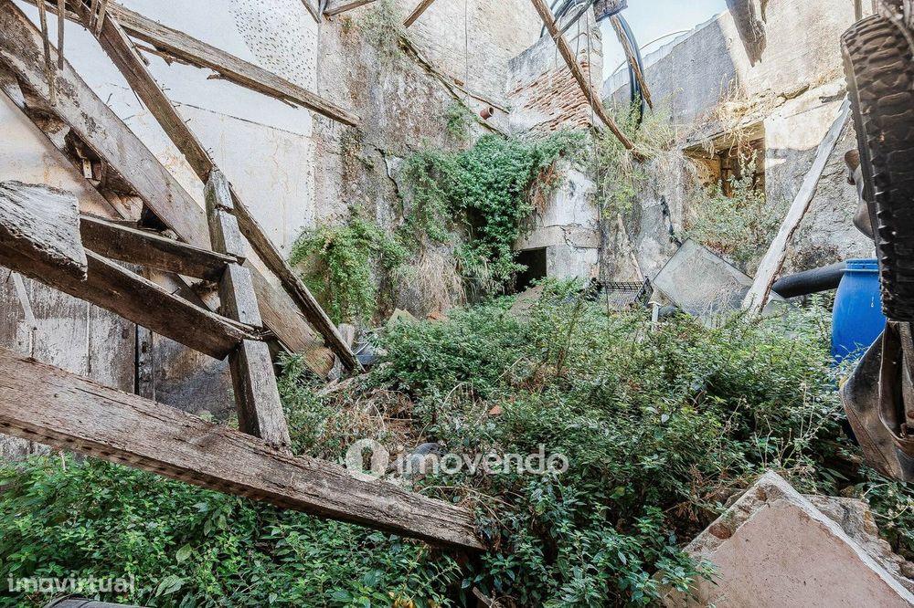 Moradia T1 em ruína, numa localização privilegiada, em Algés