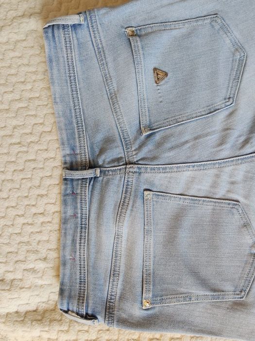 Niebieskie jeansy skinny Guess rozmiar 31