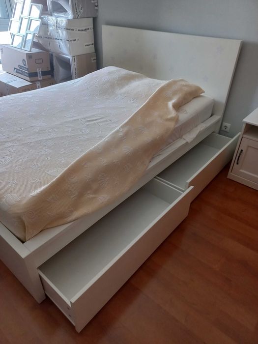 Cama casal + estrado+ colchão + mesa de cabeceira