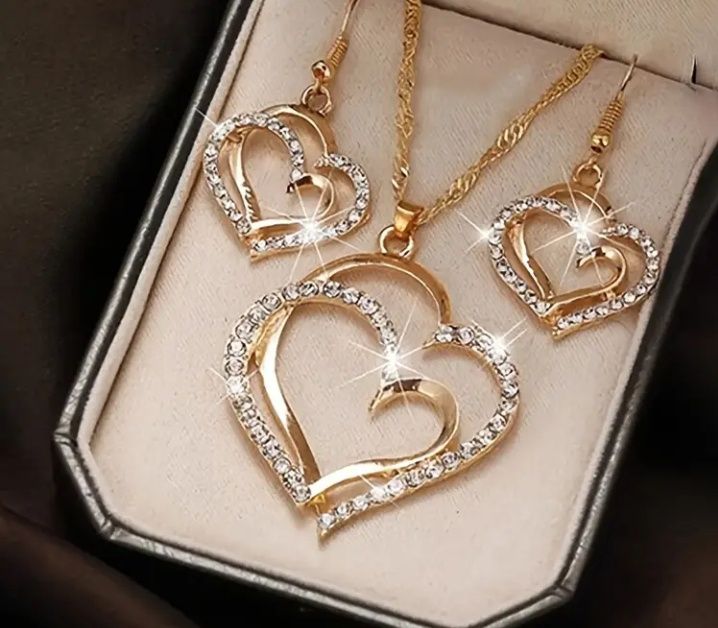 Набір ювелірних виробів у формі серця