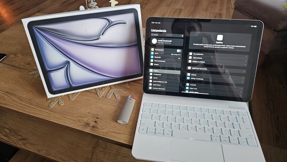 Tablet Apple iPad Air 11' M3 2025 z 128 GB  + klawiaturą
