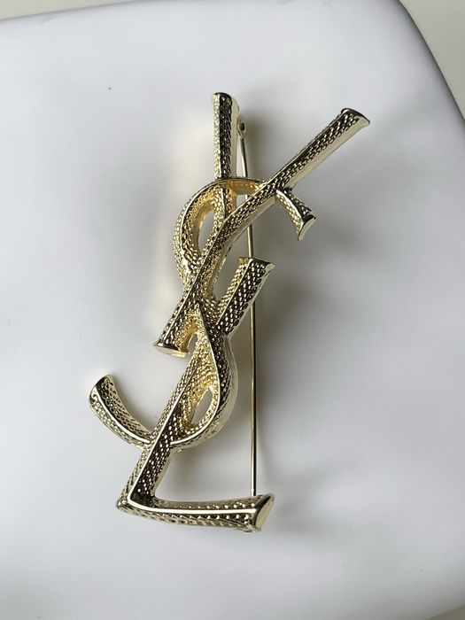 Broszka ysl w kolorze złotym