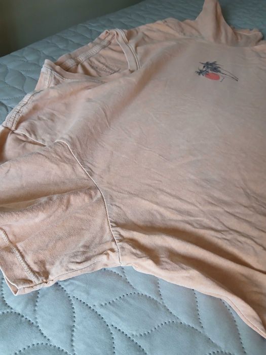 T shirt cor salmão com palmeira e pôr do sol