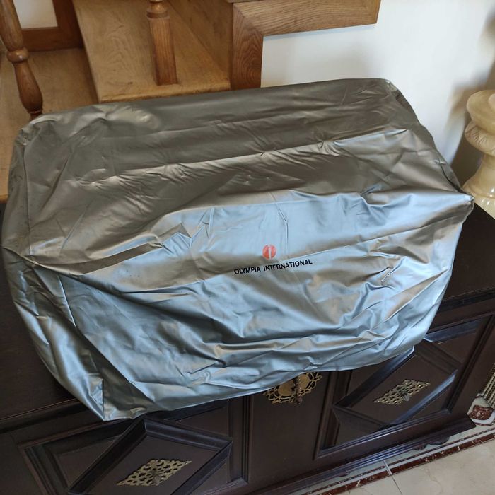 Máquina de escrever "Olympia International, com carreto grande