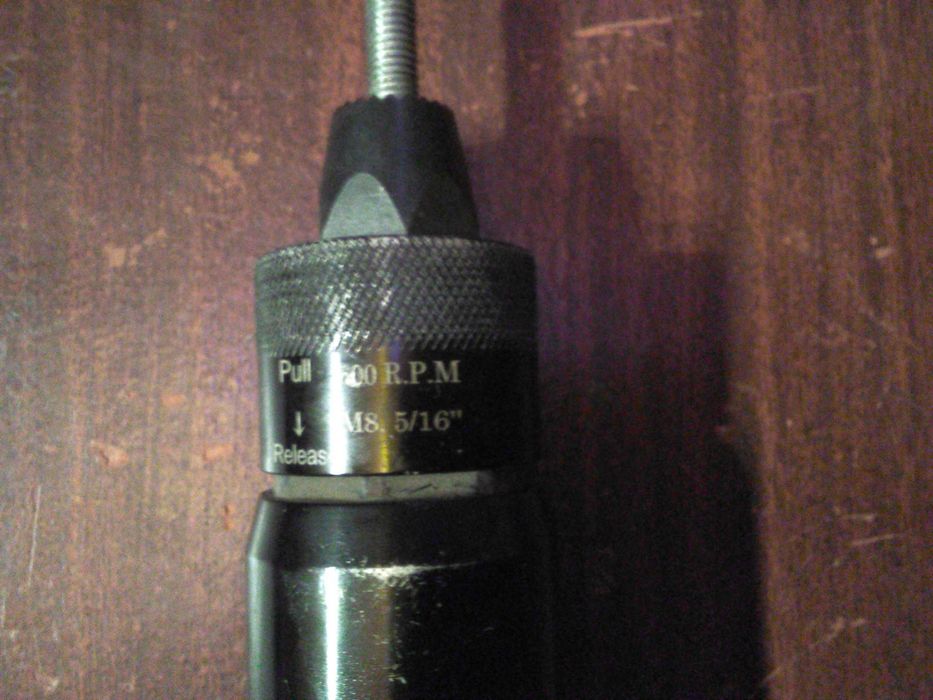 Пневматичний заклепувач гайок