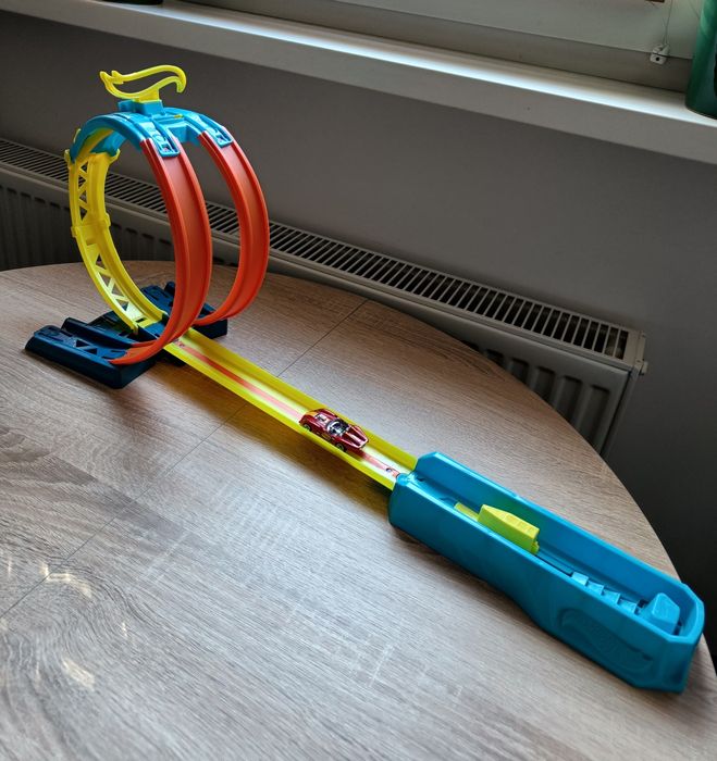 Tor z podwójną pętlą Hot Wheels Track Builder + gratis auto