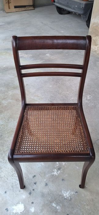 Móvel de sala com mesa extensível e 6 cadeiras de palhinha