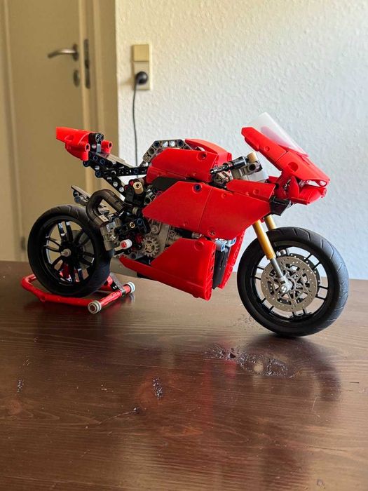 LEGO 42107 Technic Лего мотоцикл Ducati Panigale V4 R