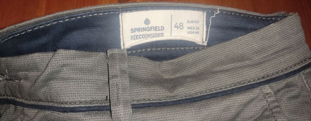 Calças muito elegantes de cor cinza