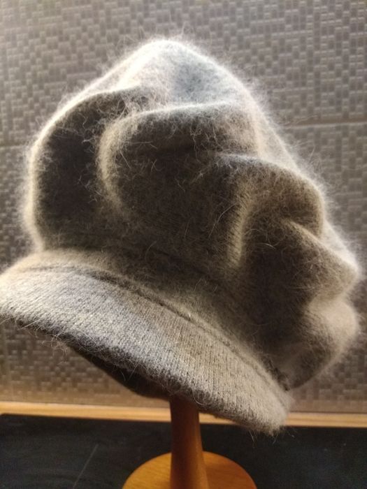Czapka damska 70%angora z daszkiem.